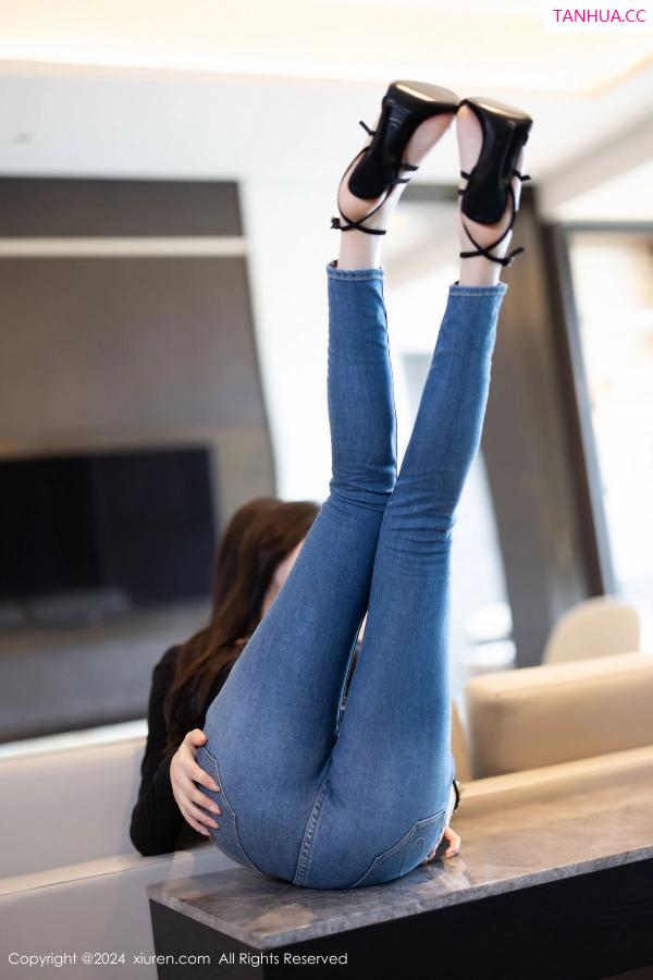   [XiuRen]高清写真图 2024.04.12 No.8385 徐莉芝Booty 黑丝美腿第25张图片